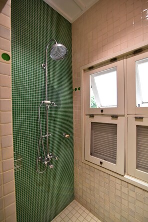 4 Bedrooms Villa | Bathroom shower
