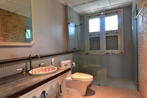 4 Bedrooms Villa | Phòng tắm | Buồng tắm vòi sen, đồ dùng nhà tắm miễn phí, khăn tắm, dầu gội 
