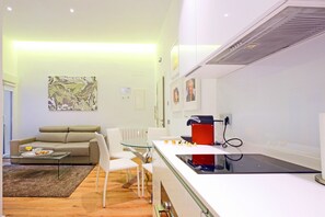 Kühlschrank, Mikrowelle, Ofen, Geschirrspüler