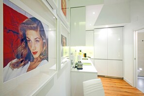 Een koelkast, een microgolfoven, een oven, een vaatwasser