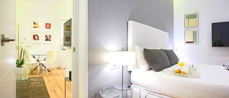 Caja fuerte, tabla de planchar con plancha, wifi gratis y ropa de cama