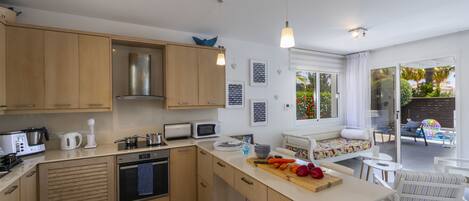 Refrigerador, microondas, horno, placa de cocina