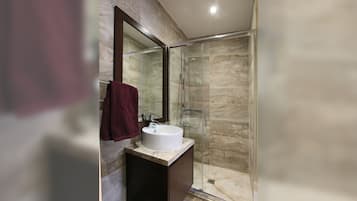 Shower, hair dryer, towels
