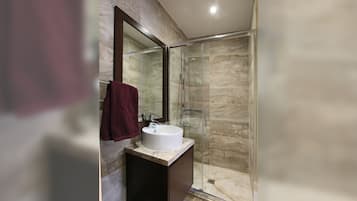 Douche, sèche-cheveux, serviettes fournies