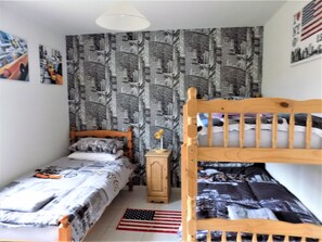 4 chambres, bureau, fer et planche Ă repasser, lit parapluie