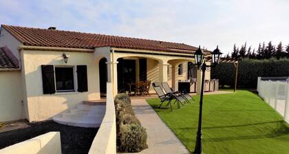 Villa moderne, rénovée en 2018, au milieu des vignes au pied des Pyrénées.