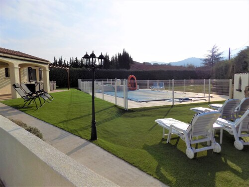 Villa moderne, rénovée en 2018, au milieu des vignes au pied des Pyrénées.
