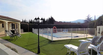 Villa moderne, rénovée en 2018, au milieu des vignes au pied des Pyrénées.