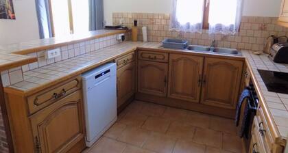 Villa moderne, rénovée en 2018, au milieu des vignes au pied des Pyrénées.