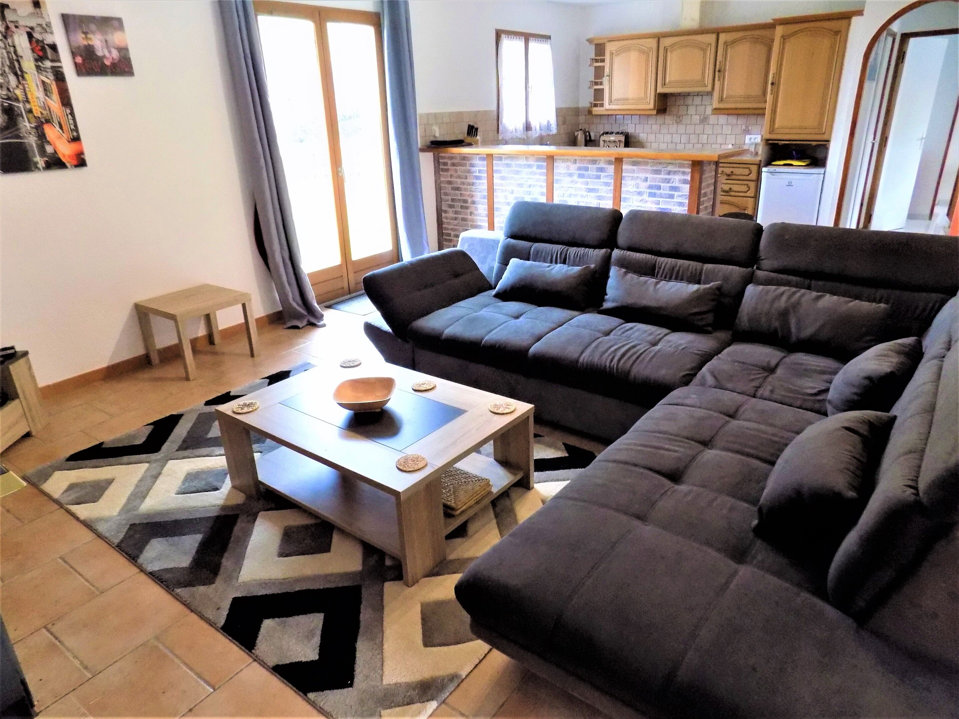 Smart-tv, een open haard, een dvd-speler en boeken