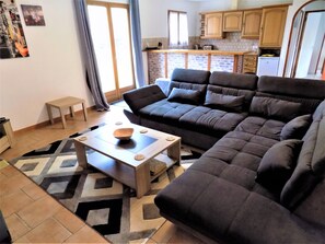 TV connectée, cheminée, lecteur de DVD, livres