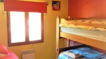 4 chambres, bureau, fer et planche Ă repasser, lit parapluie