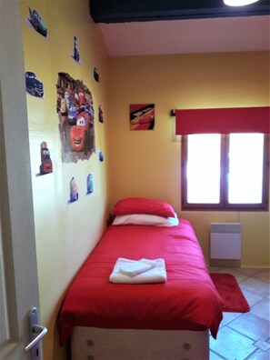 4 bedrooms, desk, iron/ironing board, travel cot