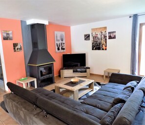 Een smart-tv, een open haard, een dvd-speler en boeken