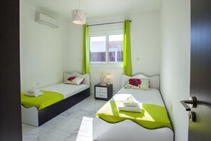 3 chambres, coffres-forts dans les chambres, fer et planche à repasser