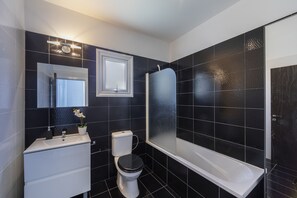Bathtub, hair dryer, towels