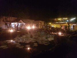 Fachada de la propiedad por la tarde o noche