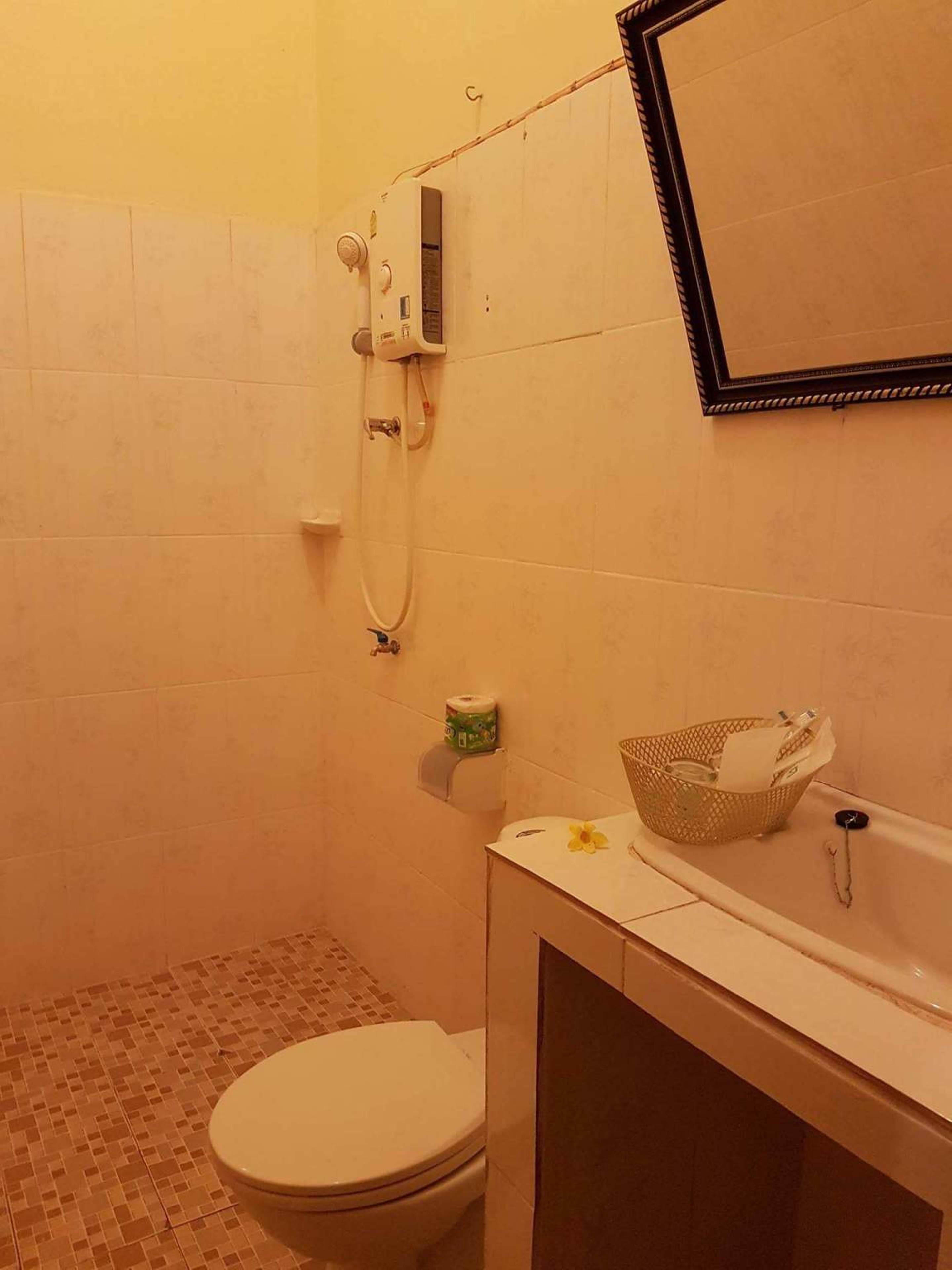 Habitación doble Deluxe | Baño | Regadera, amenidades de baño gratuitas, secadora de cabello, toallas 