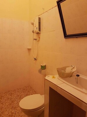 Habitación Deluxe doble | Baño | Ducha, artículos de higiene personal gratuitos y secador de pelo