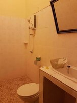 Ducha, artículos de tocador gratuitos, secador de pelo, toallas