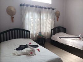 Escritorio, wifi gratis y ropa de cama 