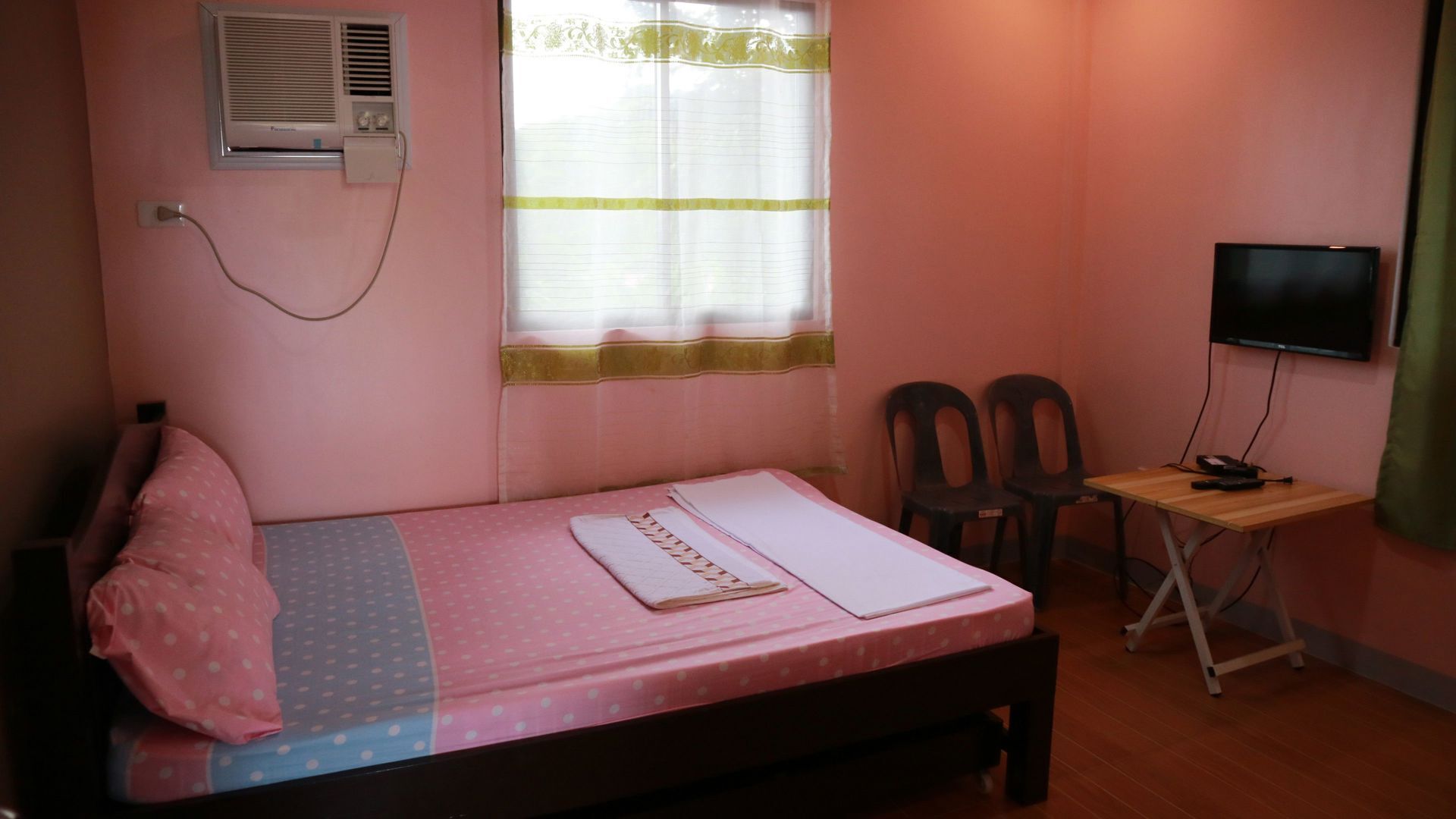 Desk, free WiFi, bed sheets