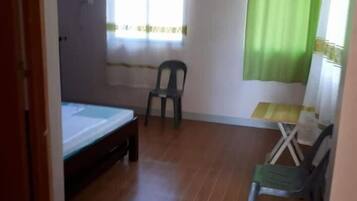 Escritorio, wifi gratis y ropa de cama