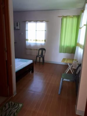 Desk, free WiFi, bed sheets - Gravino Pension House (Oslob)