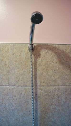 Shower, free toiletries, towels - Gravino Pension House (Oslob)