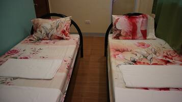 Escritorio, wifi gratis y ropa de cama