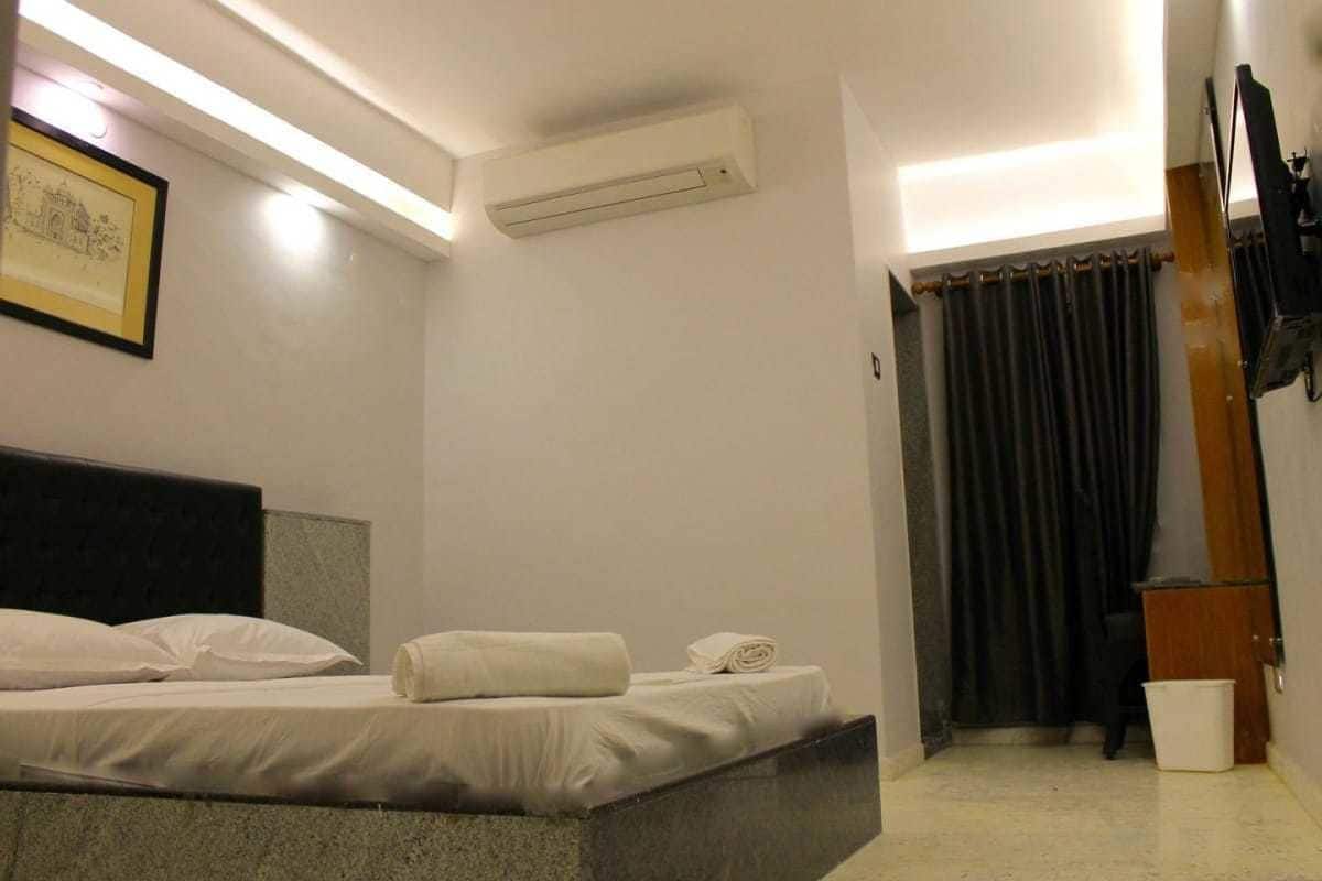 Boutique Room, 1 Queen Bed | Iron/ironing board, rollaway beds