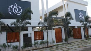 Un bâtiment moderne avec une enseigne indiquant « NCRVAN Boutique Hotel Mamallapuram ».