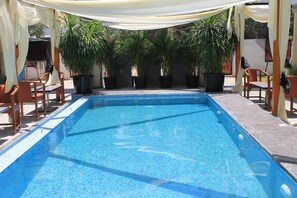 Una piscina techada, una piscina al aire libre