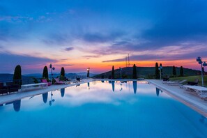 Una piscina al aire libre de temporada