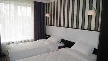 Standard-Doppel- oder -Zweibettzimmer | Hochwertige Bettwaren, Zimmersafe, Schreibtisch, Bügeleisen/Bügelbrett