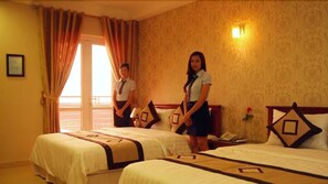 豪華四人房 | 迷你吧、免費 Wi-Fi