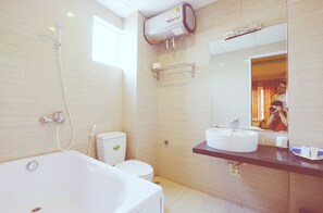 Kamar Quadruple Deluks | Kamar mandi | Perlengkapan mandi gratis, pengering rambut, sandal, dan handuk