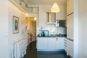 Réfrigérateur, four à micro-ondes, un four, surface de cuisson