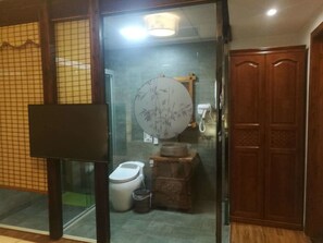 Family Room | Bathroom | Shower, free toiletries, hair dryer, slippers