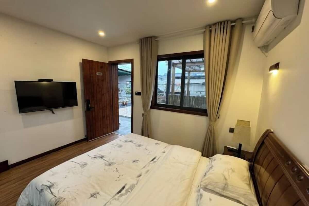 Desk, blackout curtains, free WiFi