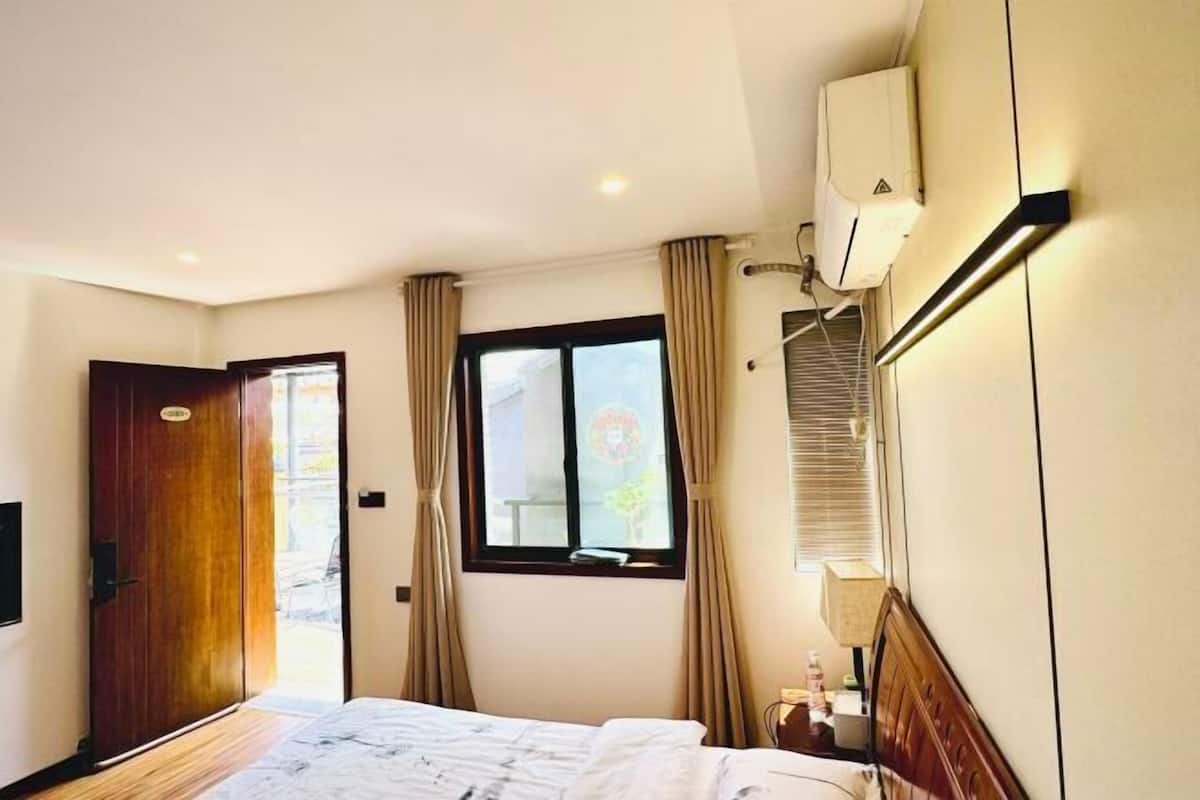 Desk, blackout curtains, free WiFi