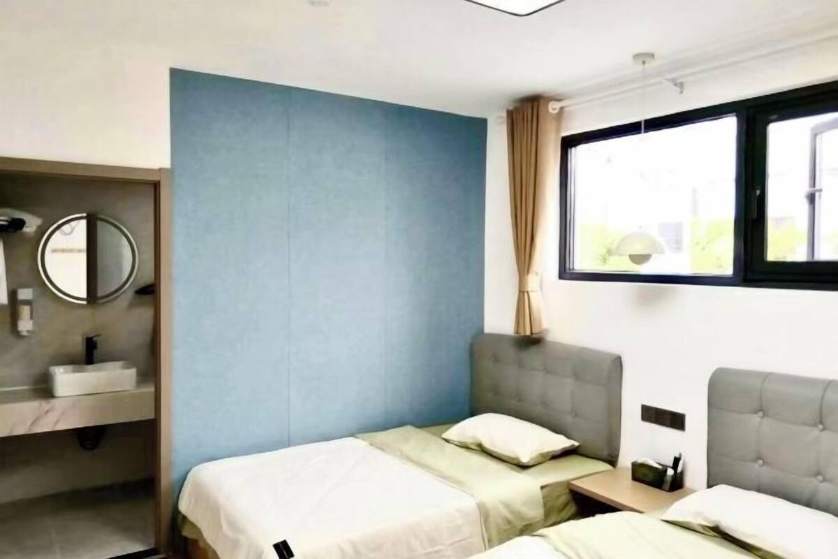 Skrivebord, blendingsgardiner og wi-fi (inkludert)