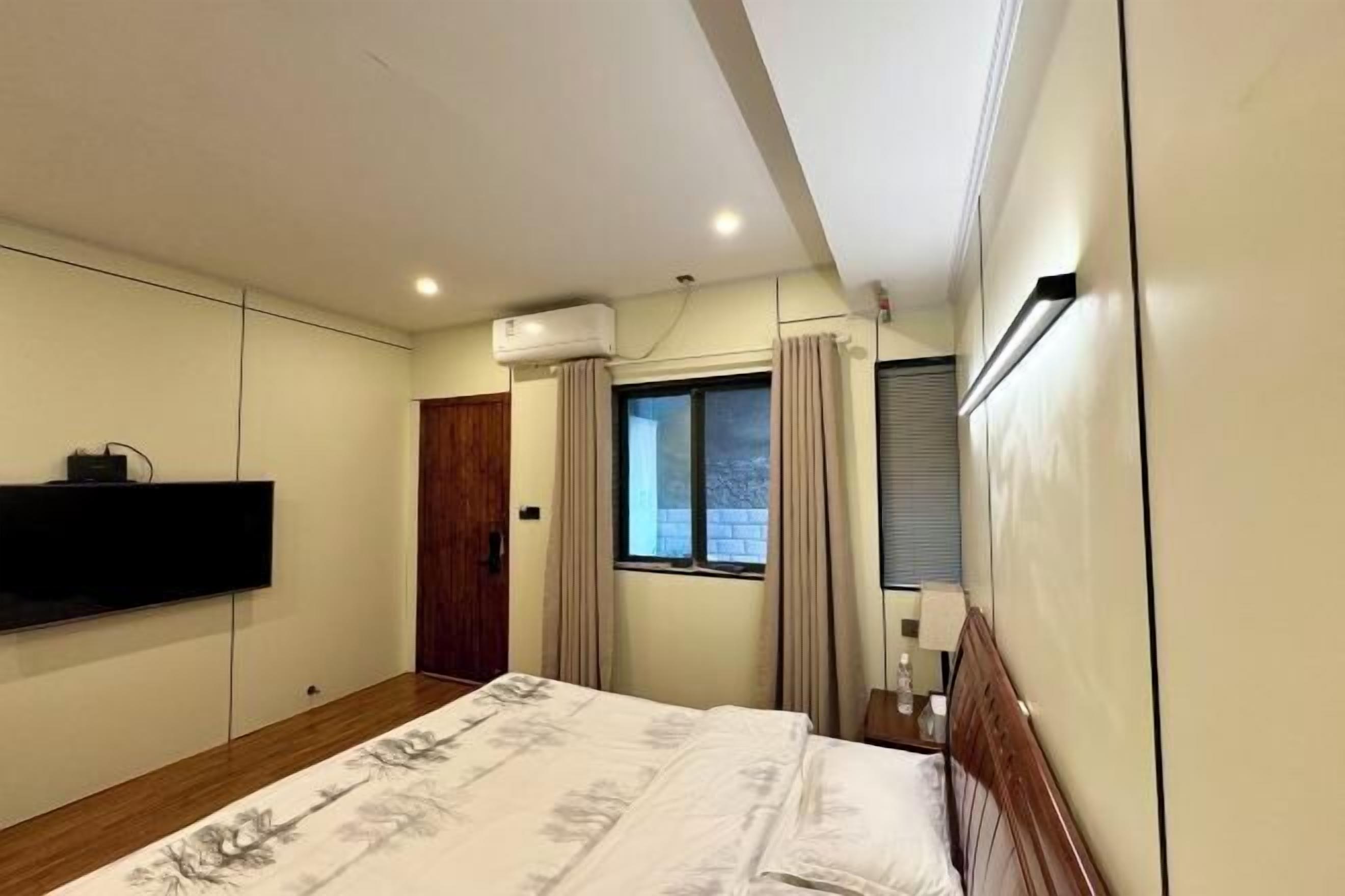 Desk, blackout curtains, free WiFi