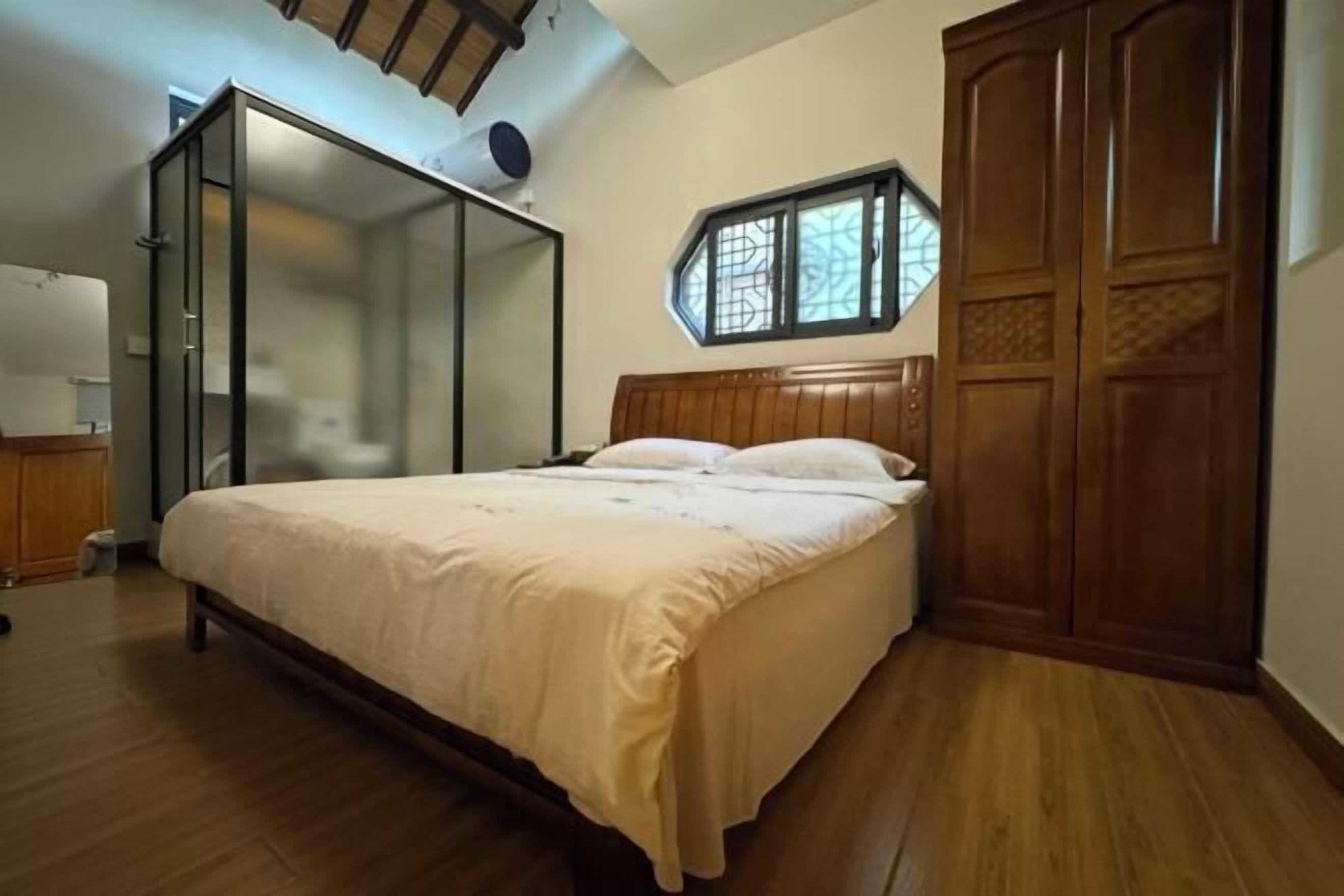 Escritorio, cortinas blackout y wifi gratis 