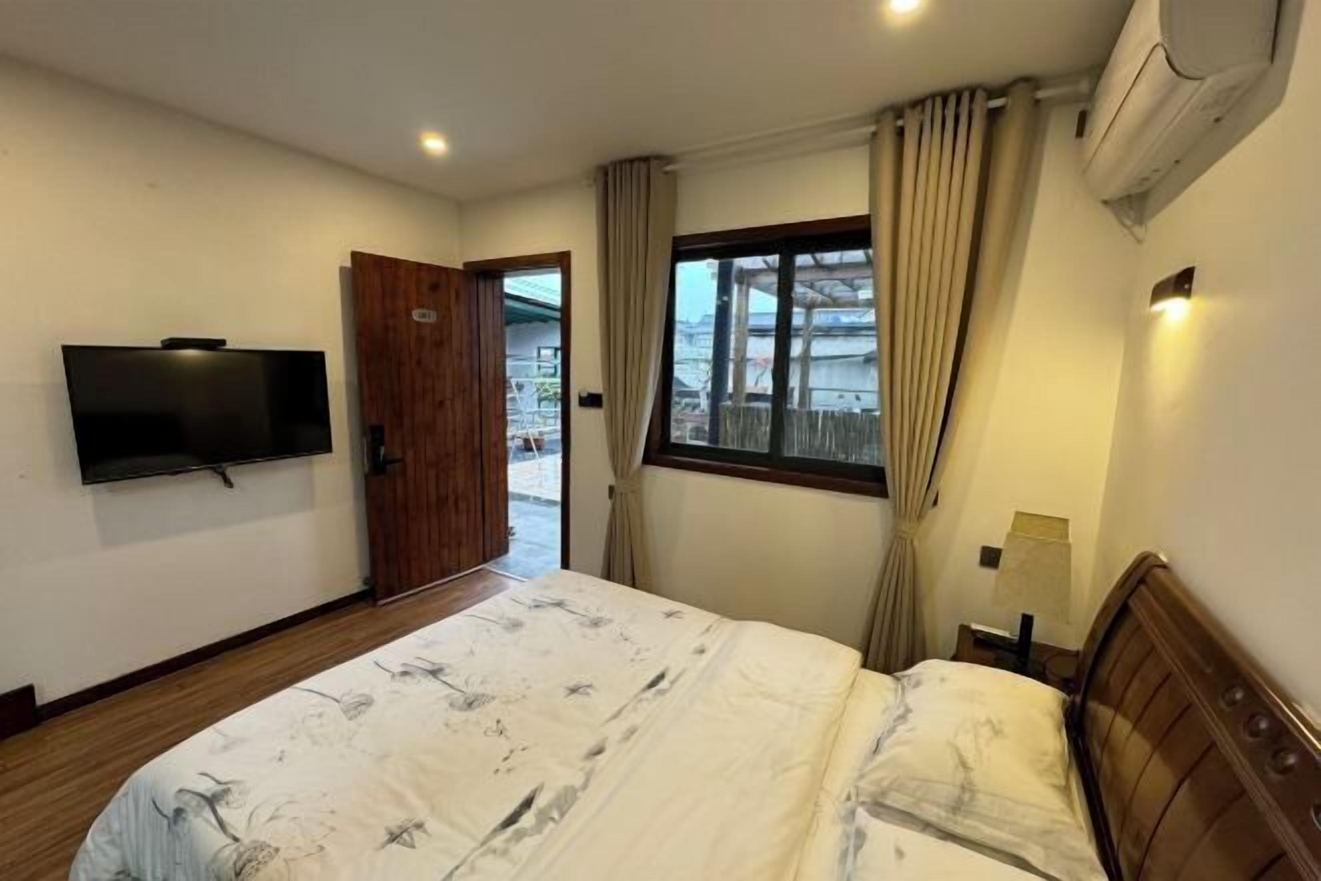 Desk, blackout curtains, free WiFi