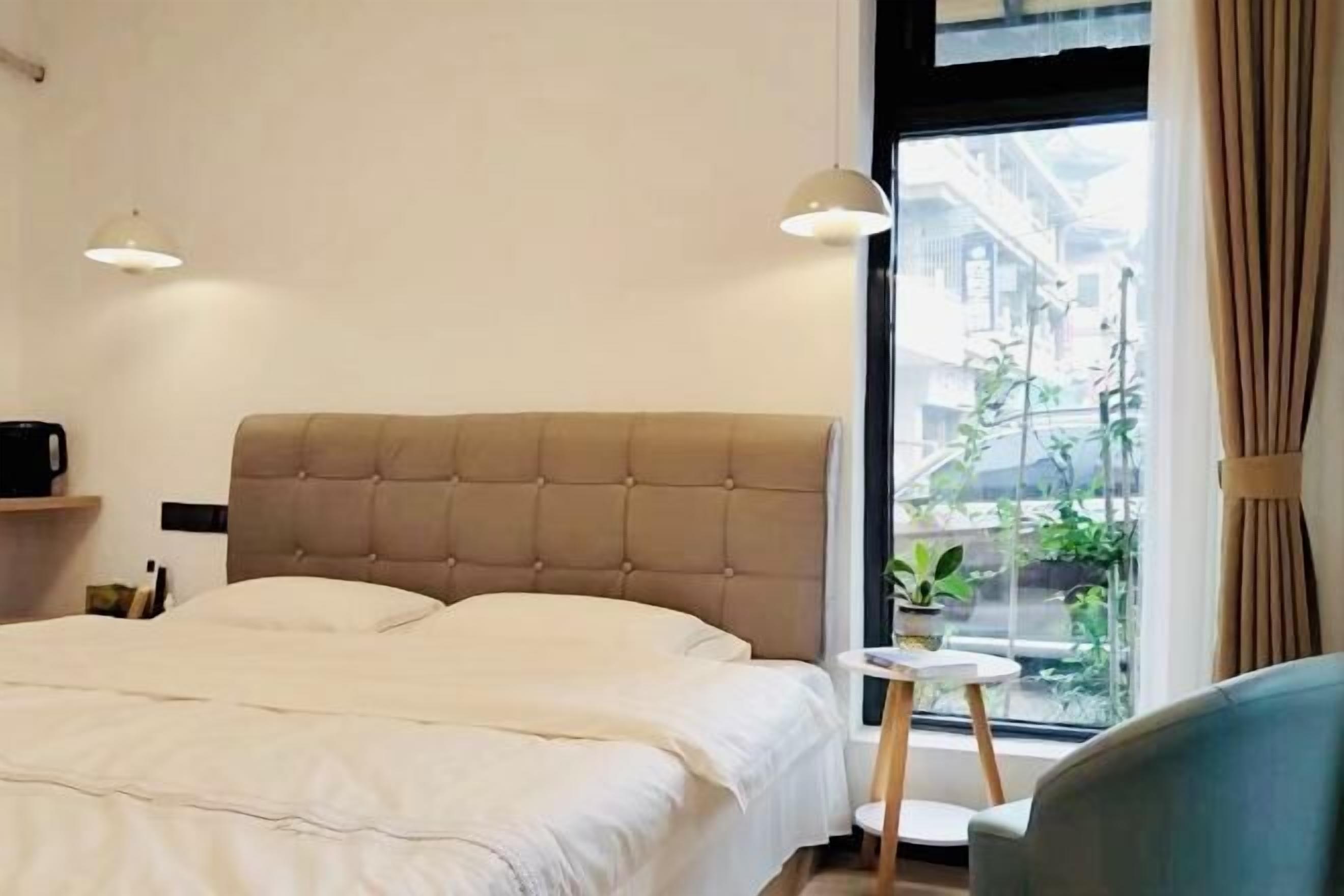 Escritorio, cortinas opacas, wifi gratis