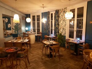 Desayuno buffet (EUR 8.00 por persona) 