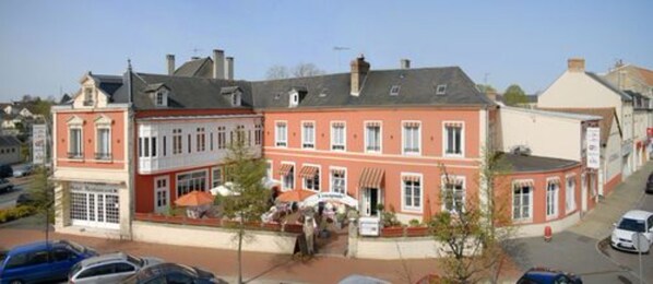 Front of property - Hotel Restaurant L'Escapade (Carentan les Marais)