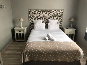 Decoración personalizada, muebles diferentes y escritorio 