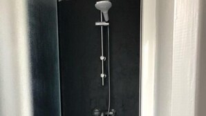 A bathroom with a shower, a toilet, and a sink. - Hotel Restaurant L'Escapade (Carentan les Marais)